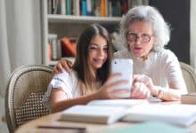 En las personas mayores que usan la tecnología digital hay un menor riesgo de demencia